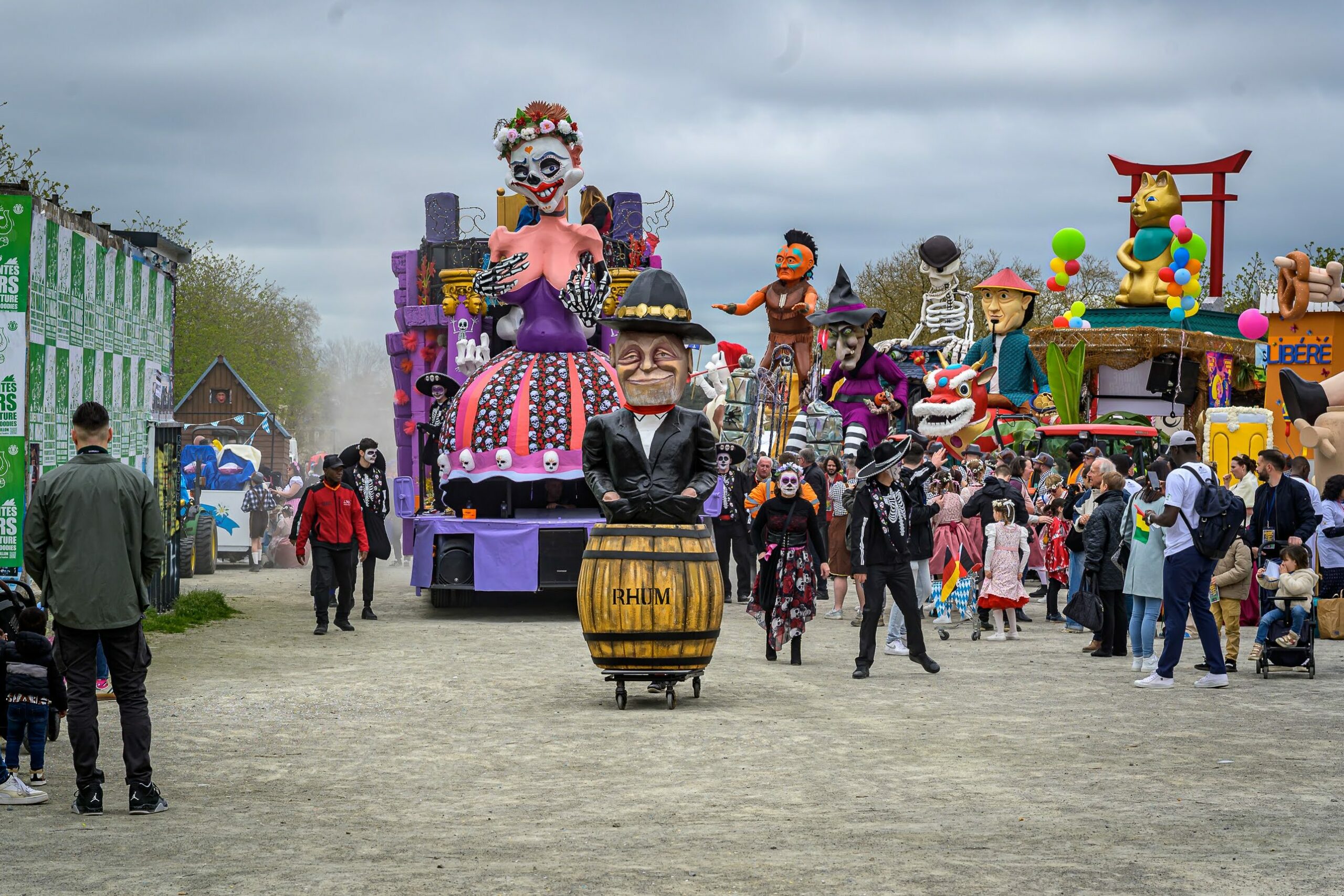 chars, effigie du roi carnaval de Nantes 2025, défilants costumés et carnavaliers au départ du défilé.